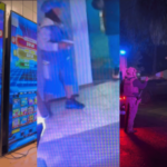 Uma imagem de três painéis mostra máquinas de jogo estilo caça-níqueis com displays coloridos de jackpot, uma cena interna desfocada com uma pessoa perto do equipamento de jogo e policiais detendo um homem com as mãos levantadas ao lado de um carro à noite sob luzes vermelhas e azuis piscando. Deputados de Sacramento desmantelam ampla rede de jogos ilegais após longos meses de investigação