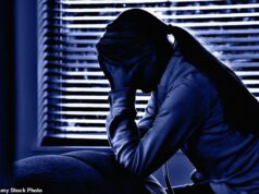 Dezenas de adolescentes sendo “estupradas e forçadas ao trabalho sexual” por implacáveis gangues de aliciamento de Londres Mulheres e meninas de até 14 anos estão sendo estupradas e forçadas ao trabalho sexual por implacáveis gangues de aliciamento de Londres, descobriu uma investigação (imagem de banco de imagens)