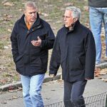 Quase 100 documentos incriminatórios nos arquivos de Epstein nomeando Andrew Mountbatten-Windsor teriam sido secretamente redigidos semanas após sua divulgação. Na foto: Andrew (esquerda) e Epstein (direita)