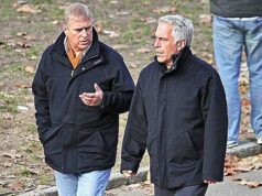 Dezenas de documentos nos arquivos de Epstein que identificam o ex-príncipe Andrew ‘são secretamente redigidos semanas após a libertação’ Quase 100 documentos incriminatórios nos arquivos de Epstein nomeando Andrew Mountbatten-Windsor teriam sido secretamente redigidos semanas após sua divulgação. Na foto: Andrew (esquerda) e Epstein (direita)