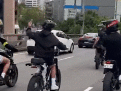 Dezenas de ‘hoons’ de bicicletas elétricas filmados andando pela Sydney Harbour Bridge Uma enxurrada de jovens em bicicletas elétricas pode ser vista acelerando sobre a Sydney Harbour Bridge em novas imagens selvagens.