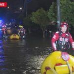 Dezenas de pessoas são resgatadas de enchentes enquanto a chuva atinge Sydney