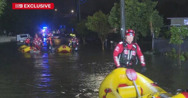 Dezenas de pessoas são resgatadas de enchentes enquanto a chuva atinge Sydney
