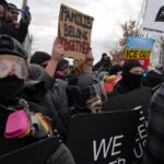 Dezenas de presos em protesto que marca o mês desde a morte de Renee Good