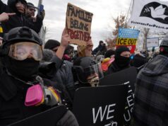 Dezenas de presos em protesto que marca o mês desde a morte de Renee Good Dezenas de presos em protesto que marca o mês desde a morte de Renee Good