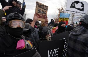 Dezenas de presos em protesto que marca o mês desde a morte de Renee Good Dezenas de presos em protesto que marca o mês desde a morte de Renee Good