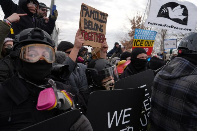 Dezenas de presos em protesto que marca o mês desde a morte de Renee Good
