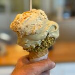 Esta variedade sazonal de sabores de gelato no Bacio di Latte - agora disponível no Santana Row em San Jose e no Stanford Shopping Center em Palo Alto - inclui Vanilla Rose com guarnições de pétalas de rosa. (Foto cortesia de Bacio di Latte)