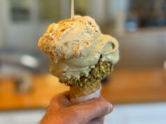 Dia de sorvete grátis no Bacio di Latte, novidade em Santana Row Esta variedade sazonal de sabores de gelato no Bacio di Latte - agora disponível no Santana Row em San Jose e no Stanford Shopping Center em Palo Alto - inclui Vanilla Rose com guarnições de pétalas de rosa. (Foto cortesia de Bacio di Latte)