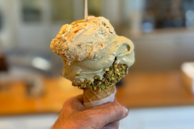 Esta variedade sazonal de sabores de gelato no Bacio di Latte - agora disponível no Santana Row em San Jose e no Stanford Shopping Center em Palo Alto - inclui Vanilla Rose com guarnições de pétalas de rosa. (Foto cortesia de Bacio di Latte)