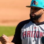 O jogador de campo do Arizona Diamondbacks, Carlos “Slamtana” Santana (41), se aquece para treinos no Salt River Fields no Talking Stick.