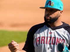 Diamondbacks permitindo que Carlos Santana jogue no WBC – mesmo sem seguro O jogador de campo do Arizona Diamondbacks, Carlos “Slamtana” Santana (41), se aquece para treinos no Salt River Fields no Talking Stick.