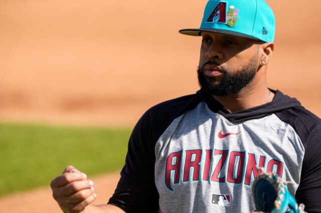 O jogador de campo do Arizona Diamondbacks, Carlos “Slamtana” Santana (41), se aquece para treinos no Salt River Fields no Talking Stick. 