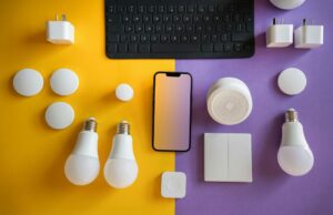 Diário de casa inteligente: planejando minha nova casa inteligente, 13 anos depois Planejando minha nova casa inteligente, 13 anos depois | A imagem mostra uma variedade de dispositivos domésticos inteligentes em um fundo colorido