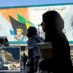 O USS Gerald Ford é fotografado atracado na Baía de Souda, na ilha grega mediterrânea de Creta, em 24 de fevereiro de 2026.