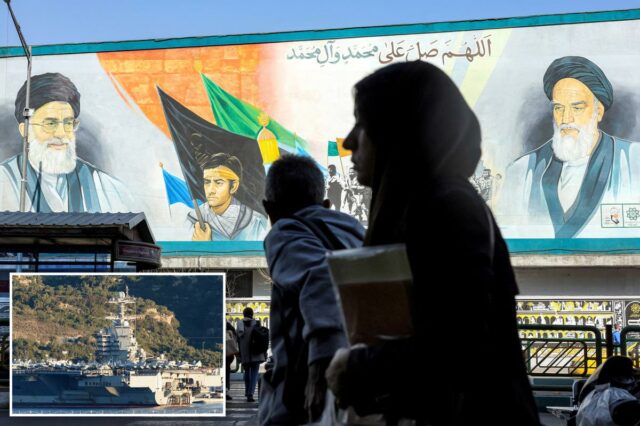 Diplomatas iranianos que se acredita terem chegado a Genebra para O USS Gerald Ford é fotografado atracado na Baía de Souda, na ilha grega mediterrânea de Creta, em 24 de fevereiro de 2026.