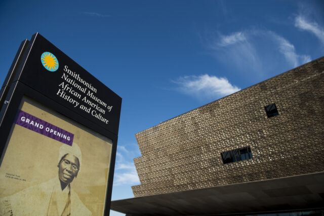Um homem entra no prédio que abriga os escritórios do Instituto de Serviços de Museus e Bibliotecas (IMLS), quinta-feira, 20 de março de 2025, em Washington. (Foto AP/Jacquelyn Martin)