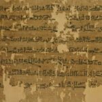 Close do antigo papiro egípcio Anastasi I, com escrita hierática escrita em tinta preta sobre um fundo marrom claro envelhecido.