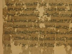 Documento egípcio de 3.300 anos ressurgido sugere que gigantes bíblicos são reais Close do antigo papiro egípcio Anastasi I, com escrita hierática escrita em tinta preta sobre um fundo marrom claro envelhecido.
