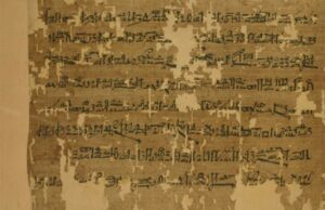 Documento egípcio de 3.300 anos ressurgido sugere que gigantes bíblicos são reais Close do antigo papiro egípcio Anastasi I, com escrita hierática escrita em tinta preta sobre um fundo marrom claro envelhecido.