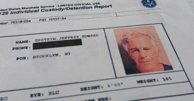 Documentos de Epstein que podem ter identificado vítimas retirados Um documento que foi incluído na divulgação dos arquivos de Jeffrey Epstein pelo Departamento de Justiça dos EUA foi fotografado no domingo, 1º de fevereiro de 2026.