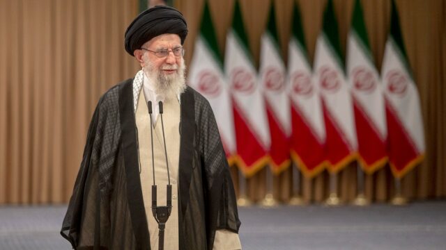 Documentos vazados expõem o plano mortal secreto de Khamenei para esmagar os protestos no Irã
