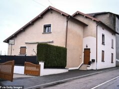 Dois bebês encontrados mortos no freezer de uma família francesa: mulher de 50 anos é presa Um homem alertou a polícia na terça-feira depois de encontrar o corpo de um recém-nascido em seu freezer em sua casa na cidade de Aillevillers-et-Lyaumont, no leste (foto)