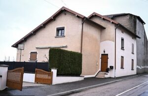 Dois bebês encontrados mortos no freezer de uma família francesa: mulher de 50 anos é presa Um homem alertou a polícia na terça-feira depois de encontrar o corpo de um recém-nascido em seu freezer em sua casa na cidade de Aillevillers-et-Lyaumont, no leste (foto)