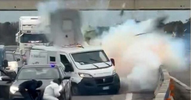 Dois são presos na Itália por assalto à mão armada em caminhão de segurança
