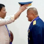 Esta foto tirada e divulgada pela Divisão de Fotógrafos Presidenciais (PPD) em 3 de maio de 2017 mostra o presidente Rodrigo Duterte (R, usando fones de ouvido) conversando ao telefone com o presidente chinês Xi Jinping enquanto o assistente especial presidencial Bong Go escuta na cidade de Davao, no sul da ilha de Mindanao. O presidente da China, Xi Jinping, saudou em 3 de maio o