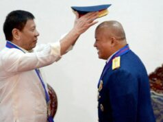 Dois senadores filipinos nomeados ‘co-autores’ no caso Duterte TPI Esta foto tirada e divulgada pela Divisão de Fotógrafos Presidenciais (PPD) em 3 de maio de 2017 mostra o presidente Rodrigo Duterte (R, usando fones de ouvido) conversando ao telefone com o presidente chinês Xi Jinping enquanto o assistente especial presidencial Bong Go escuta na cidade de Davao, no sul da ilha de Mindanao. O presidente da China, Xi Jinping, saudou em 3 de maio o