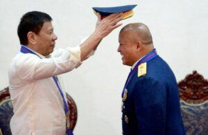 Dois senadores filipinos nomeados ‘co-autores’ no caso Duterte TPI Esta foto tirada e divulgada pela Divisão de Fotógrafos Presidenciais (PPD) em 3 de maio de 2017 mostra o presidente Rodrigo Duterte (R, usando fones de ouvido) conversando ao telefone com o presidente chinês Xi Jinping enquanto o assistente especial presidencial Bong Go escuta na cidade de Davao, no sul da ilha de Mindanao. O presidente da China, Xi Jinping, saudou em 3 de maio o