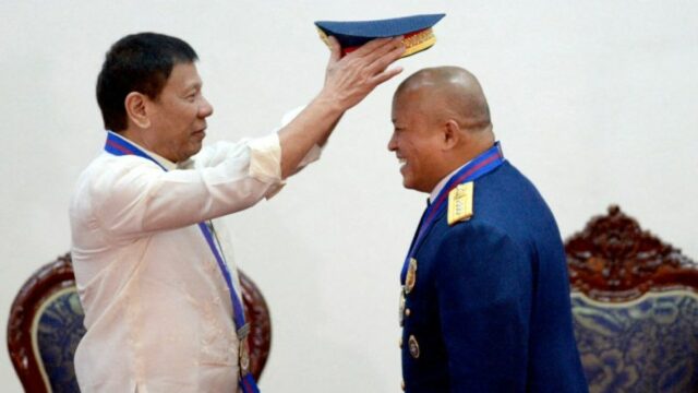 Esta foto tirada e divulgada pela Divisão de Fotógrafos Presidenciais (PPD) em 3 de maio de 2017 mostra o presidente Rodrigo Duterte (R, usando fones de ouvido) conversando ao telefone com o presidente chinês Xi Jinping enquanto o assistente especial presidencial Bong Go escuta na cidade de Davao, no sul da ilha de Mindanao. O presidente da China, Xi Jinping, saudou em 3 de maio o 