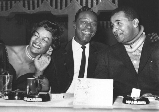 ** ARQUIVO ** Nesta foto de arquivo sem data, Eartha Kitt abraça Nat King Cole, tocando piano no papel de WC Handy, em cena do filme de 1958 