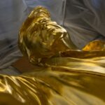 As estátuas douradas de Trump ficam sob sua tenda protetora.