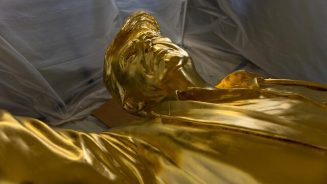 As estátuas douradas de Trump ficam sob sua tenda protetora. 