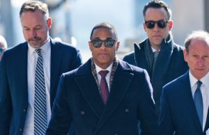 Don Lemon Smiles, acena para fora do Tribunal Federal em Minnesota para acusação don limão principal getty 2