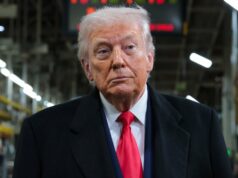 Donald Trump ameaça processar Trevor Noah por causa da piada da ilha de Epstein no Grammy: ‘Prepare-se’ Reba McEntire, Bad Bunny e Trevor Noah no Grammy Awards de 2026 (Crédito: Getty Images)