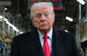 Donald Trump ameaça processar Trevor Noah por causa da piada da ilha de Epstein no Grammy: ‘Prepare-se’ Reba McEntire, Bad Bunny e Trevor Noah no Grammy Awards de 2026 (Crédito: Getty Images)