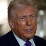 O presidente Donald Trump fala aos repórteres a bordo do Força Aérea Um pouco antes da decolagem, quinta-feira, 19 de fevereiro de 2026, na Base Conjunta de Andrews, Maryland.