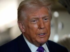 Donald Trump diz que prisão de Andrew é ‘muito, muito triste para mim’ O presidente Donald Trump fala aos repórteres a bordo do Força Aérea Um pouco antes da decolagem, quinta-feira, 19 de fevereiro de 2026, na Base Conjunta de Andrews, Maryland.