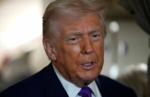 Donald Trump diz que prisão de Andrew é ‘muito, muito triste para mim’ O presidente Donald Trump fala aos repórteres a bordo do Força Aérea Um pouco antes da decolagem, quinta-feira, 19 de fevereiro de 2026, na Base Conjunta de Andrews, Maryland.