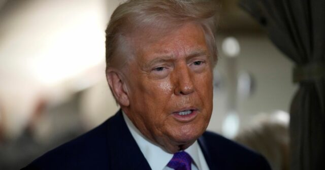 O presidente Donald Trump fala aos repórteres a bordo do Força Aérea Um pouco antes da decolagem, quinta-feira, 19 de fevereiro de 2026, na Base Conjunta de Andrews, Maryland.