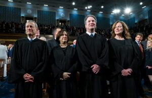 Donald Trump esnobou Amy Coney Barrett na SOTU? O que o vídeo mostra Donald Trump esnobou Amy Coney Barrett na SOTU? O que o vídeo mostra