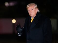 Donald Trump pede mudança imediata nas regras da NFL depois do que viu no Super Bowl 60 Foto de ROBERTO SCHMIDT/AFP via Getty Images