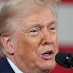 O presidente Donald Trump perdoou na quinta-feira cinco ex-jogadores profissionais de futebol, incluindo um postumamente.