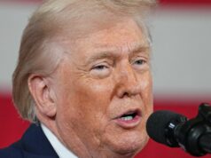 Donald Trump perdoa cinco ex-jogadores da NFL O presidente Donald Trump perdoou na quinta-feira cinco ex-jogadores profissionais de futebol, incluindo um postumamente.