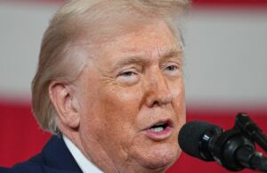 Donald Trump perdoa cinco ex-jogadores da NFL O presidente Donald Trump perdoou na quinta-feira cinco ex-jogadores profissionais de futebol, incluindo um postumamente.