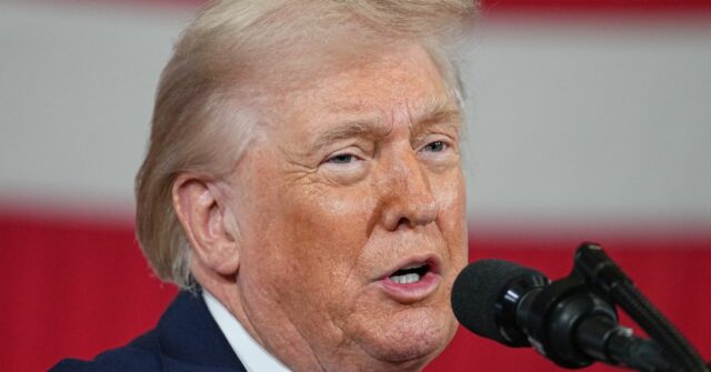 Donald Trump perdoa cinco ex-jogadores da NFL O presidente Donald Trump perdoou na quinta-feira cinco ex-jogadores profissionais de futebol, incluindo um postumamente.