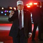 O presidente dos EUA, Donald Trump, fecha o punho depois de sair do Força Aérea Um ao chegar a Palm Beach